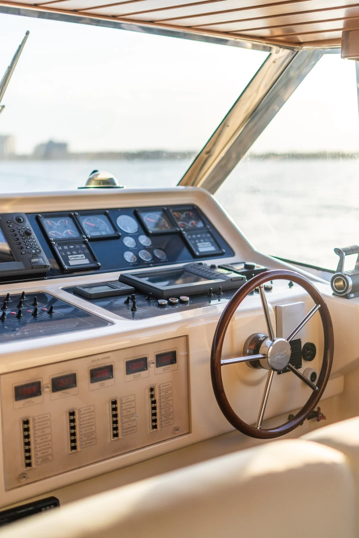 Förarplatsen med träklädd ratt och navigationsinstrument