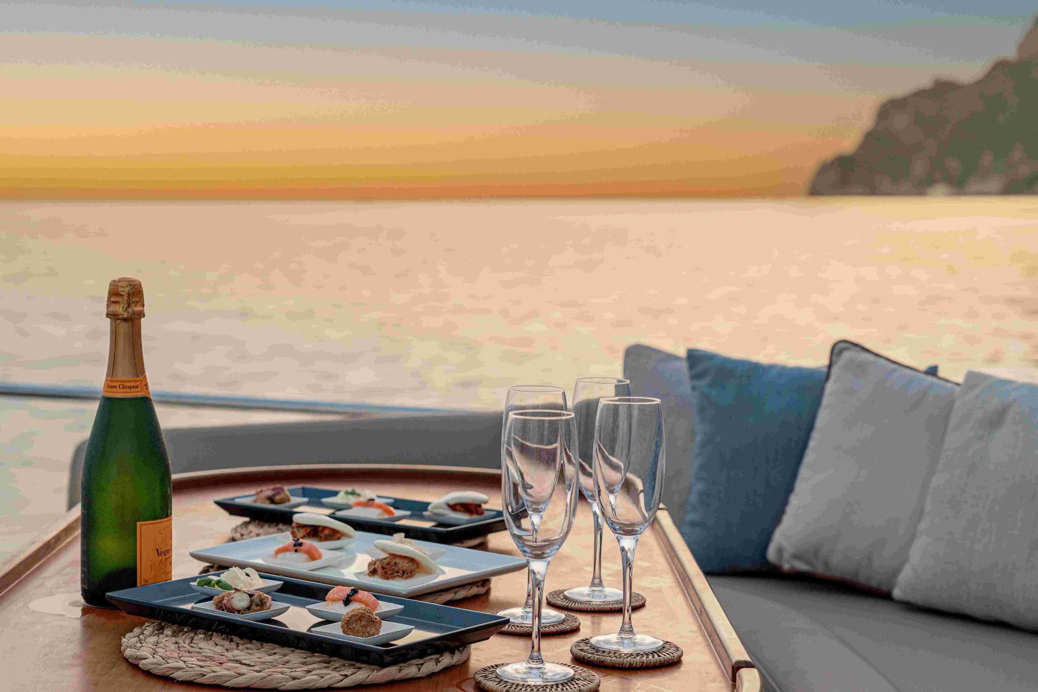 Champagne och tilltugg serverade ombord i solnedgång