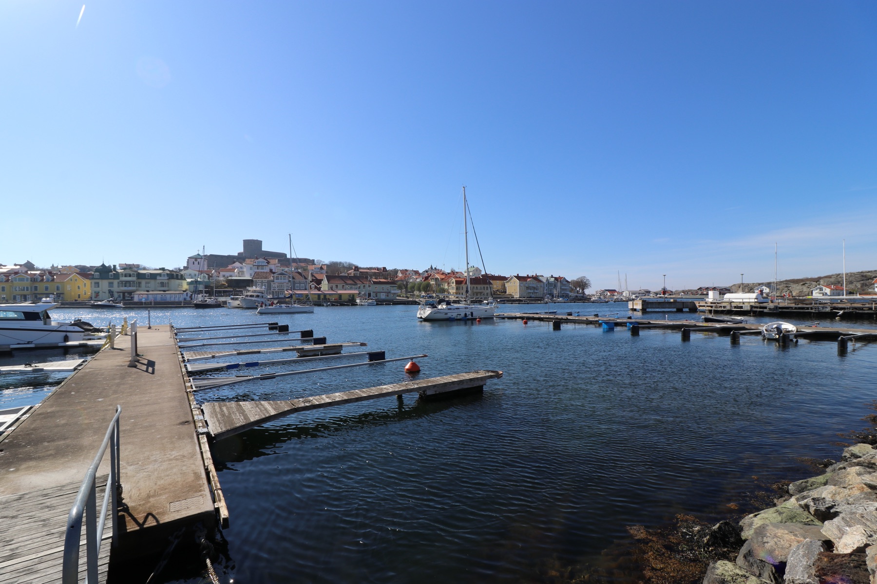 Marstrands hamn med färgglada hus och Carlstens fästning
