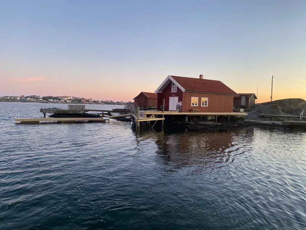 Sjöbod på Långholmen för konferens och övernattning i kvällsljus